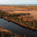 северные горы и озеро под пасмурным небом