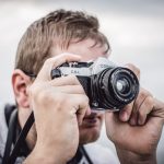 любитель с винтажной камерой на природе