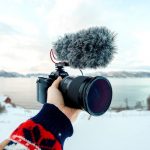 плёночный фотоаппарат на заснеженном пейзаже