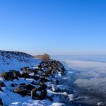 плёночная камера на заснеженном каменистом берегу