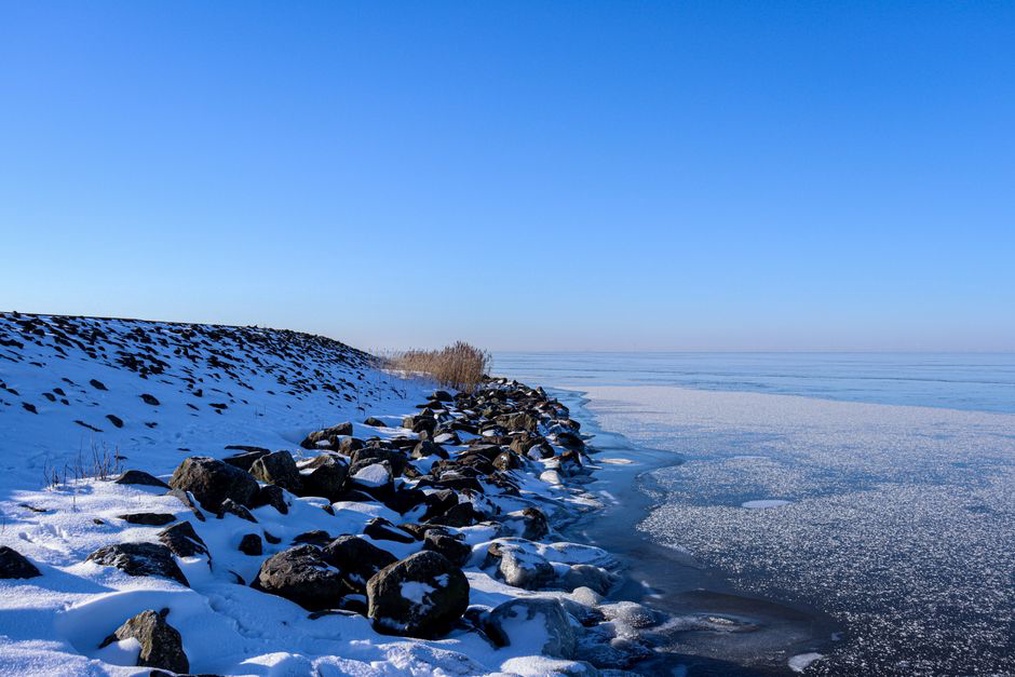 плёночная камера на заснеженном каменистом берегу