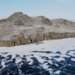 Ледяные проливы между скалистыми островами
