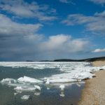 Весенняя кромка льда у каменистого берега