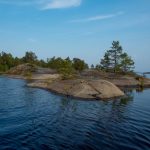 Каменистый берег Ладоги в северном свете