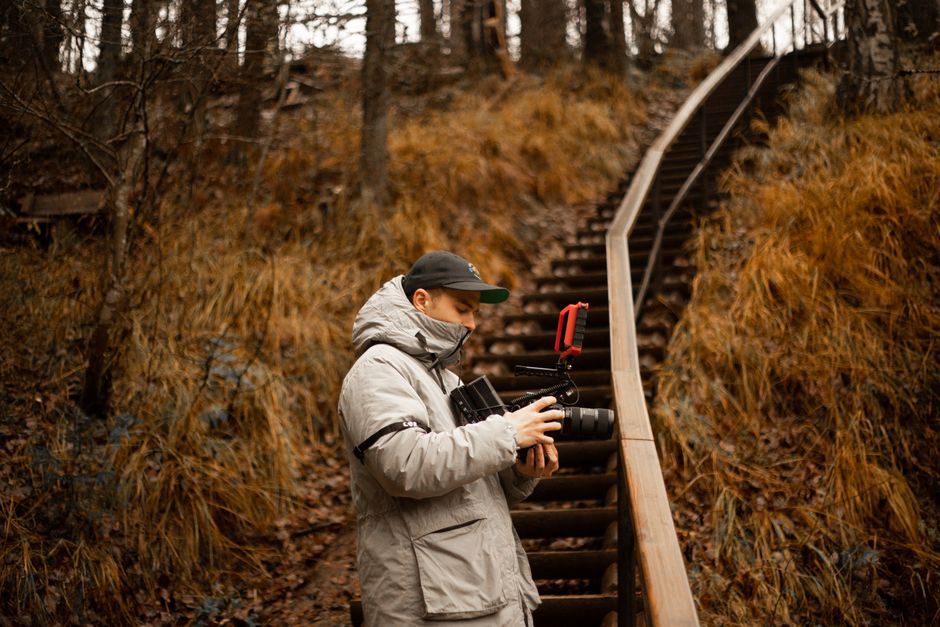 Фотограф записывает точку съёмки у монастырского берега