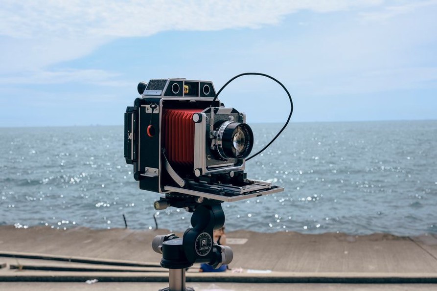 Фотограф фиксирует береговую линию с штатива