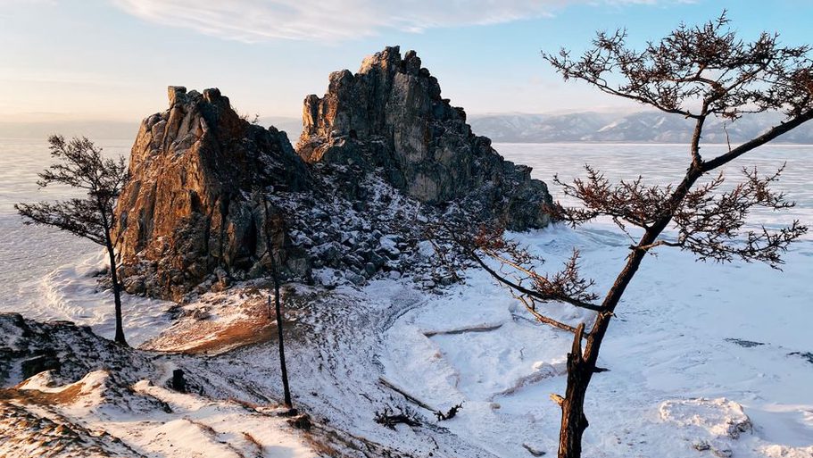 Снег обрисовывает камни и сосны у ладожского берега