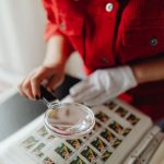 Старый альбом и лупа над отпечатками