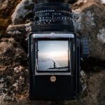плёночная камера на фоне снежного пейзажа