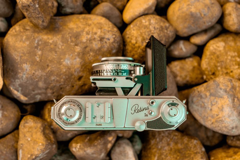 Плёночная камера на каменистом берегу Ладоги