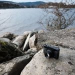 плёночная камера на каменистом берегу