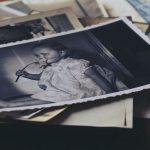 Старые снимки и подписи на листе альбома