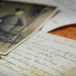Отпечатки и записи разложены для сверки подписей
