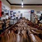 архивист сверяет подписи к старым фотографиям