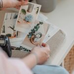 архивные отпечатки разложены для изучения