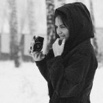 Плёночная камера у заснеженного скалистого берега