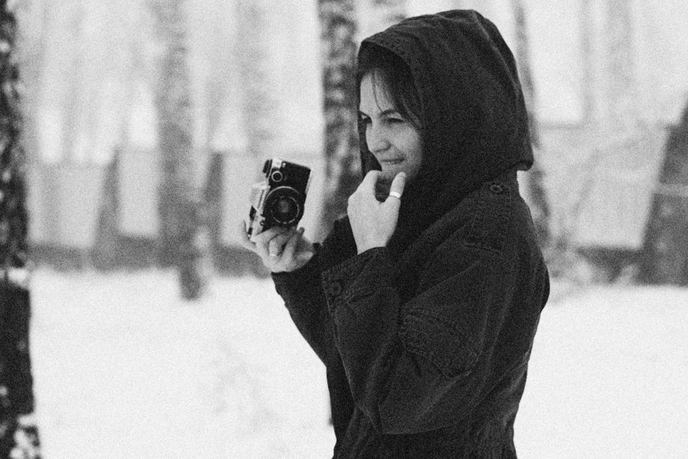 Плёночная камера у заснеженного скалистого берега