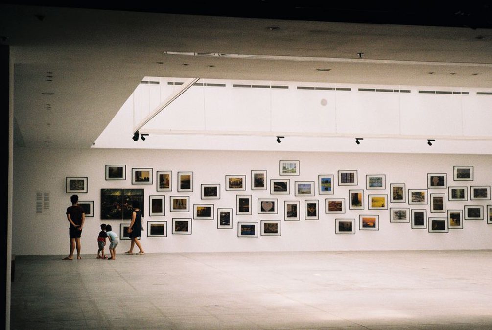 Отпечатки северных пейзажей на стене выставочного зала
