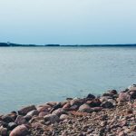 валуны у открытого ладожского берега и низкий горизонт