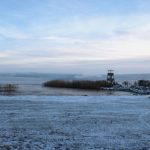 Снег на камнях у открытой ладожской воды