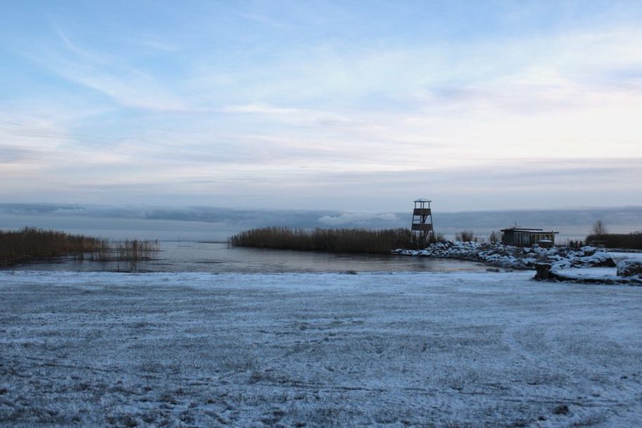 Снег на камнях у открытой ладожской воды
