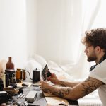 отпечаток рассматривают при боковом свете лампы