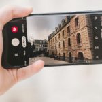 Архивный пейзаж и подпись на экране телефона