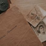 Старый фотоальбом с рукописными подписями к снимкам