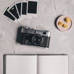Плёночная камера и блокнот у озёрного берега