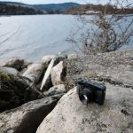 Плёночная камера на каменистом берегу озера