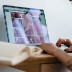 На экране открыта подборка архивных фотографий