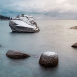 Снежный берег и тёмные острова на горизонте