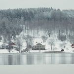 Люди у заснеженного берега Ладожского озера