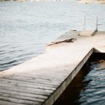 Лодка у причала рядом с береговыми постройками
